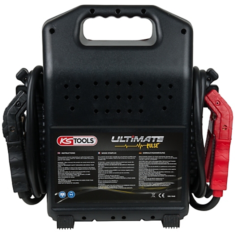 Schwarzes Starthilfegerät mit roten und schwarzen Klemmen. Aufschrift: KS TOOLS ULTIMATE PULSE.